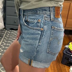 Levi’s cuffed hem blue jean shorts Size 28